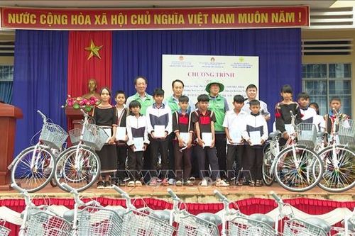 Tặng xe đạp cho học sinh có hoàn cảnh khó khăn tại Đắk Lắk