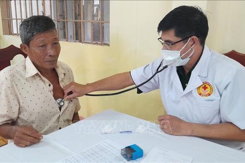 Khám bệnh cho các đối tượng chính sách, hộ nghèo vùng biên giới Lộc Ninh