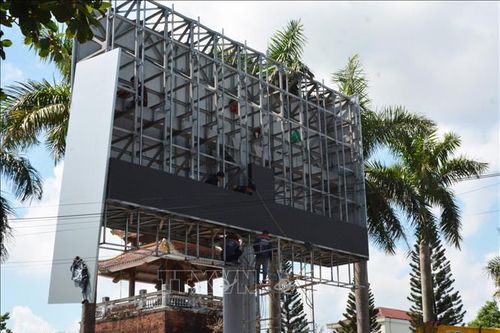 Phản hồi thông tin của TTXVN: Yêu cầu tháo dỡ bảng quảng cáo 'khủng' không phép tại Tháp chuông Thành cổ Quảng Trị