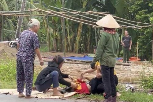 Nghệ An: Tài xế bỏ rơi thai phụ ở ven đường, người dân đỡ đẻ thành công