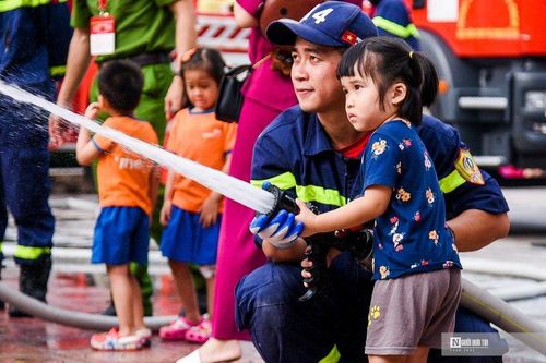 Học sinh Thủ đô thích thú tham gia chữa cháy