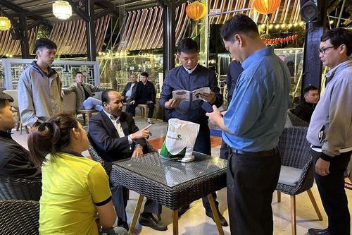 Khởi tố cặp vợ chồng tống tiền cán bộ địa chính hàng tỷ đồng