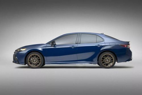 Toyota Camry 2024 trình làng, tăng giá nhẹ