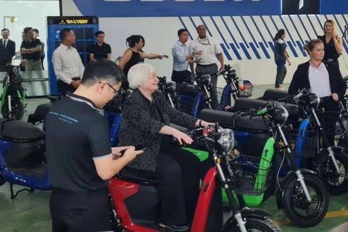 Bộ trưởng Tài chính Mỹ ngồi thử xe máy điện của Việt Nam