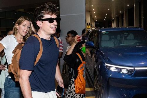 Charlie Puth đổ bộ sân bay Cam Ranh lúc nửa đêm, được dàn xe hộ tống
