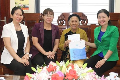 Lãnh đạo Hội LHPNVN thăm, tặng quà Mẹ Việt Nam anh hùng, gia đình chính sách của tỉnh Lào Cai
