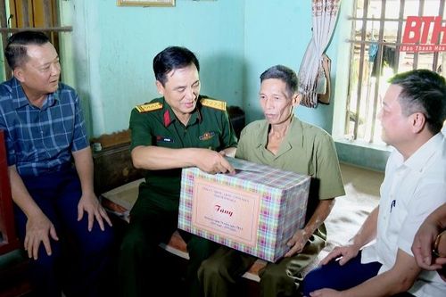 Chỉ huy trưởng Bộ CHQS tỉnh viếng nghĩa trang liệt sỹ và thăm, tặng quà người có công tại huyện Như Thanh