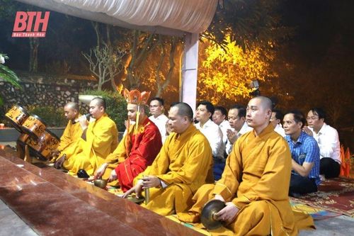 Huyện Thiệu Hóa tổ chức cầu siêu, dâng hương viếng các liệt sĩ tại hang Co Phường
