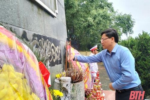 Phó Chủ tịch UBND tỉnh Mai Xuân Liêm viếng các anh hùng liệt sĩ và thăm, tặng quà gia đình chính sách tại huyện Quan Hóa