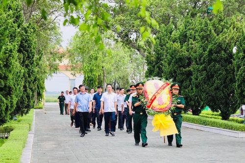 Chủ nhiệm Ủy ban Kiểm tra Tỉnh ủy Lê Quang Hùng viếng Nghĩa trang liệt sĩ và thăm, tặng quà gia đình chính sách tại huyện Hậu Lộc