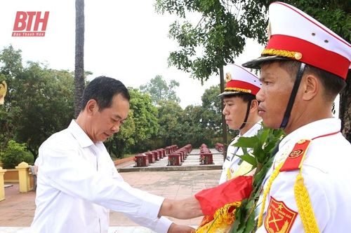 Phó Bí thư Tỉnh ủy Trịnh Tuấn Sinh viếng nghĩa trang liệt sĩ, thăm và tặng quà cho thương bệnh binh, gia đình chính sách huyện Nga Sơn