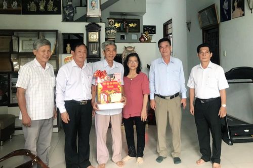 Chủ tịch UBMTTQVN tỉnh An Giang Nguyễn Tiếc Hùng tri ân gia đình cách mạng ở huyện Tri Tôn