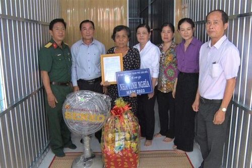 Thăm, trao nhà Tình nghĩa cho gia đình chính sách ở TP. Châu Đốc