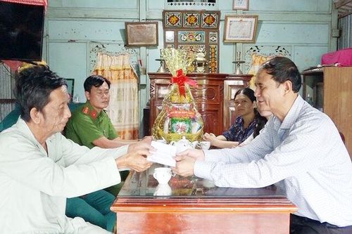 Phó Bí thư Huyện ủy, Chủ tịch HĐND huyện Châu Phú Nguyễn Phước Nên thăm gia đình chính sách tiêu biểu