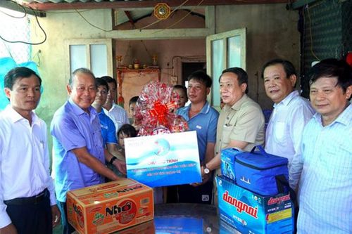 Cùng ngư dân thắp sáng đèn trên biển