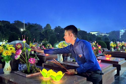 Tuổi trẻ thắp nến tri ân Anh hùng liệt sĩ Điện Biên
