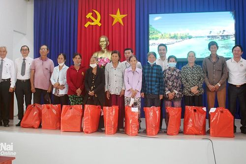 Tuyên truyền pháp luật và tặng quà cho người dân H.Định Quán