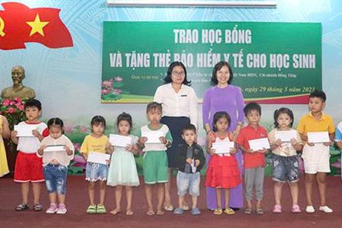 Nâng cao chất lượng giáo dục và duy trì tốt sĩ số, bảo hiểm y tế học sinh