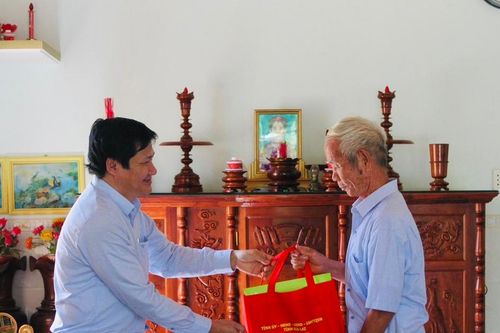 Phó Chủ tịch Thường trực HĐND tỉnh Trương Văn Đạt thăm, tặng quà gia đình người có công tiêu biểu tại thị xã Ayun Pa
