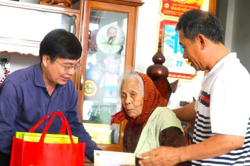 Trưởng ban Tổ chức Tỉnh ủy Huỳnh Quang Thái thăm, tặng quà gia đình chính sách tại thị xã An Khê