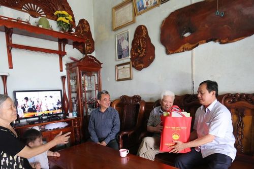 Trưởng ban Nội chính Tỉnh ủy Võ Thanh Hùng thăm, tặng quà các gia đình chính sách