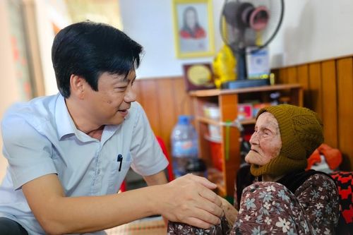 Lãnh đạo TP. Pleiku và Chư Sê đi thăm, tặng quà người có công và các gia đình chính sách tiêu biểu