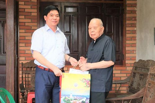Đoàn công tác của tỉnh thăm, tặng quà gia đình chính sách, người có công tại huyện Bình Gia