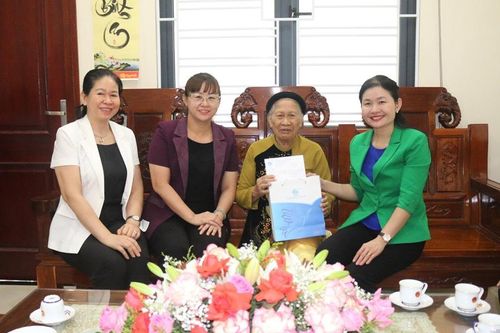 Đoàn công tác của Trung ương Hội LHPN Việt Nam thăm, tặng quà gia đình chính sách, phụ nữ, trẻ em nghèo tại tỉnh Lào Cai