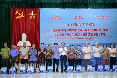 Bộ Tư lệnh Vùng Cảnh sát biển 1 tặng quà các gia đình chính sách tại huyện Gia Viễn