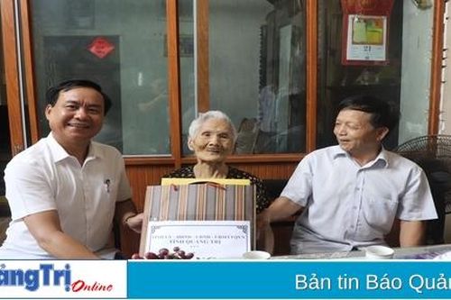 Chủ tịch UBND tỉnh Võ Văn Hưng thăm, tặng quà gia đình người có công với cách mạng