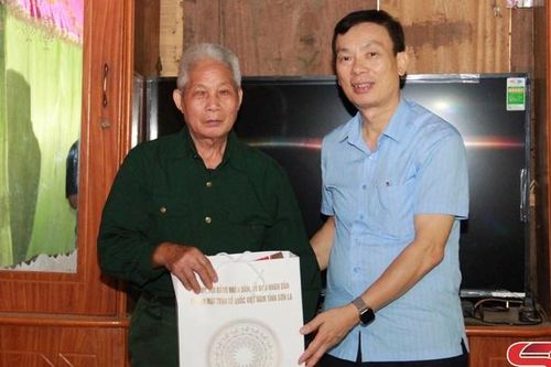 Đồng chí Trưởng Ban Tổ chức Tỉnh ủy thăm, tặng quà các thương binh tại huyện Mường La