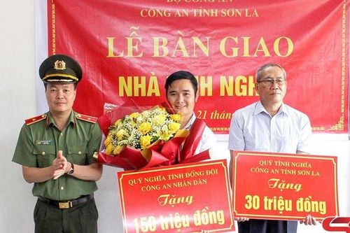 Trao nhà tình nghĩa cho thân nhân liệt sĩ Lường Phát Chiêm