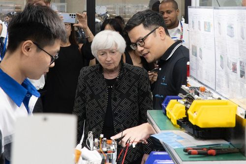 Xe máy điện Selex Motors gây ấn tượng với Bộ trưởng Tài chính Hoa Kỳ