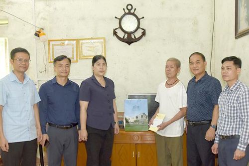 Đảng ủy cơ quan Văn phòng Quốc hội tri ân các anh hùng liệt sĩ, tặng quà người có công tại Hòa Bình