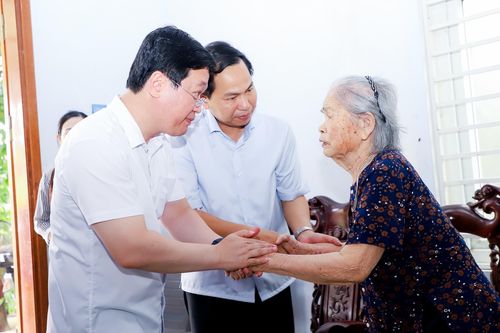 Đoàn công tác của Ủy ban Tài chính - Ngân sách tặng quà các gia đình chính sách ở Nghệ An