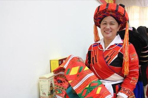 Người đưa thổ cẩm Pà Thẻn vươn xa