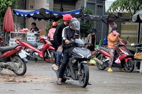 Hai tên cướp 'múa gậy trong bị'