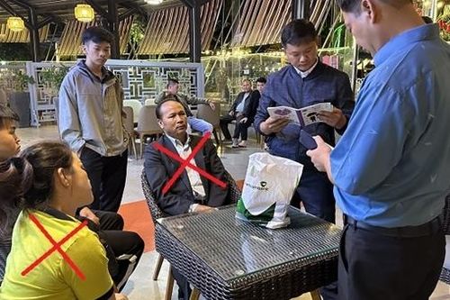 Khởi tố 2 vợ chồng tống tiền cán bộ địa chính 2 tỷ đồng