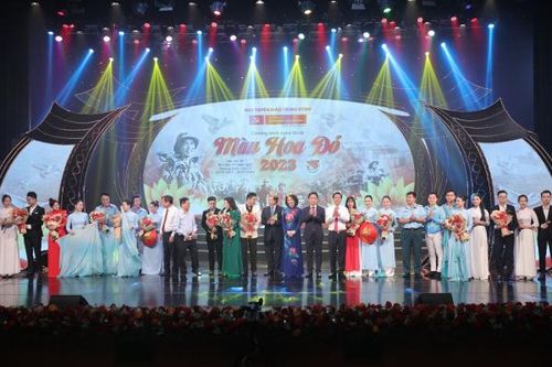 Dạt dào cảm xúc chương trình nghệ thuật đặc biệt 'Màu hoa đỏ'
