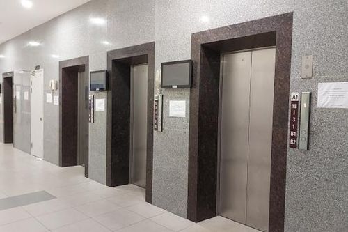 Osaka Complex khóa thang máy do thiếu kinh phí bảo trì