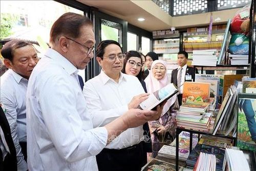 Thủ tướng Việt Nam và Malaysia thăm phố sách, thưởng thức càphê