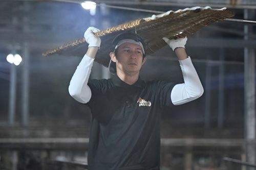 Huy Khánh dậy từ 2 giờ sáng, rong ruổi khắp các nẻo đường kiếm việc mưu sinh