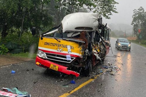 Xe buýt chở hàng chục hành khách va chạm với ô tô đầu kéo ở Hà Tĩnh