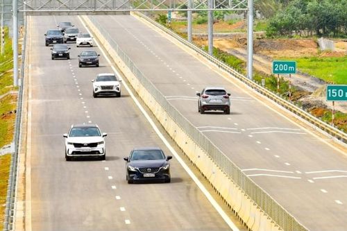 Định nghĩa mới về 'vượt phải' mà tài xế Việt cần biết