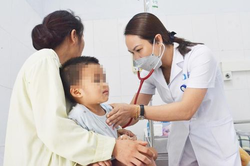Bé 2 tuổi bỏng lưỡi sau khi uống nhầm thuốc tẩy nốt ruồi