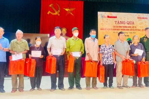 Báo Hànôịmới và các đơn vị tri ân, tặng 90 suất quà cho thương bệnh binh, gia đình chính sách