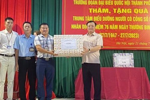 Bí thư Thành ủy Đinh Tiến Dũng thăm, tặng quà Trung tâm Điều dưỡng người có công số II Hà Nội