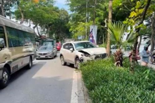 Ô tô Mazda lao vào gốc cây sau khi va chạm 1 xe đạp, 1 xe máy
