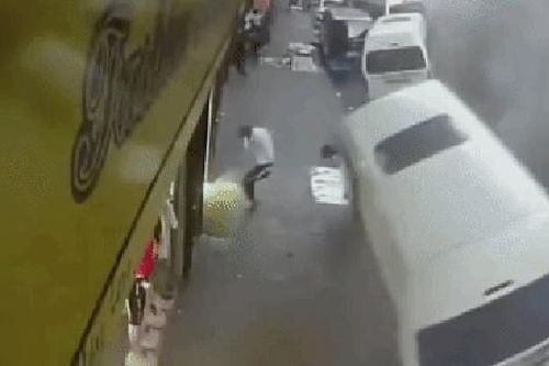Kinh hãi khoảnh khắc nhiều ô tô bị hất bay khỏi mặt đường sau vụ nổ lớn