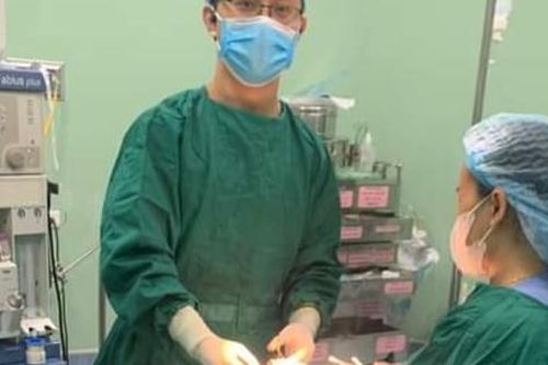 Phục hồi khuôn mặt cho bé 5 tuổi bị chó cắn rách một mảng da lớn